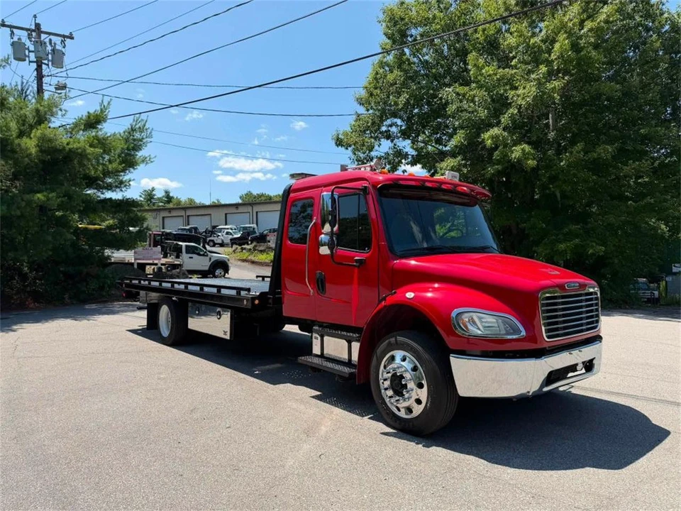 2020 Freightliner - Image 2 of 17