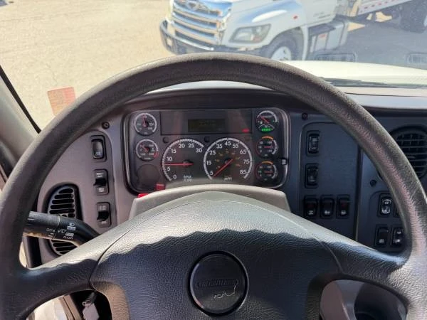 2020 Freightliner - Image 25 of 27