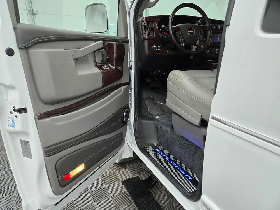 2020 GMC Savana - Image 15 of 21