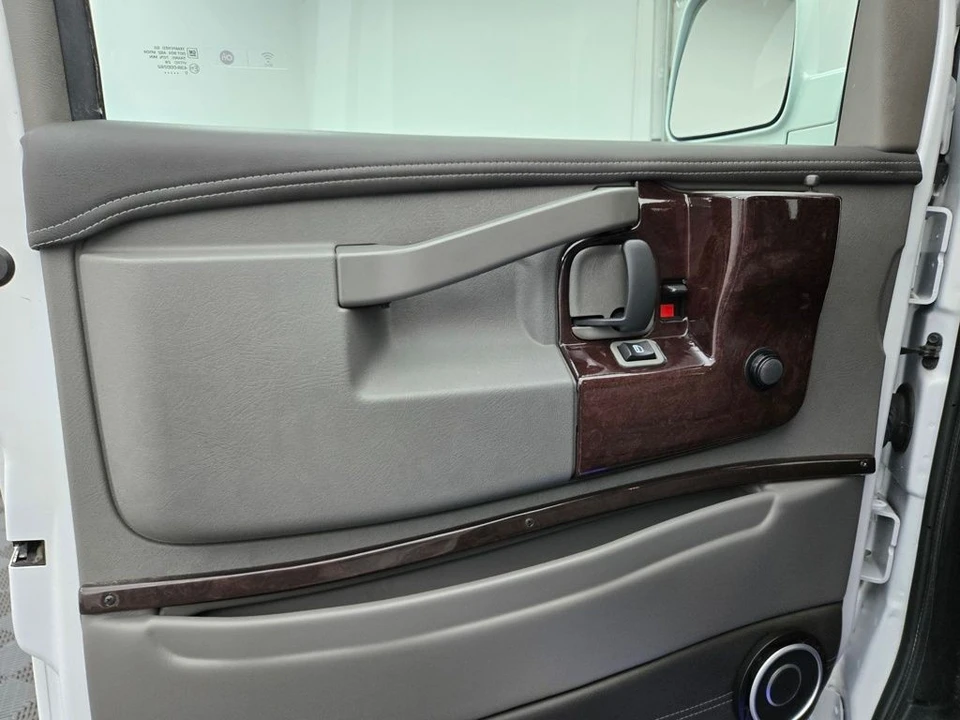 2020 GMC Savana - Image 16 of 21