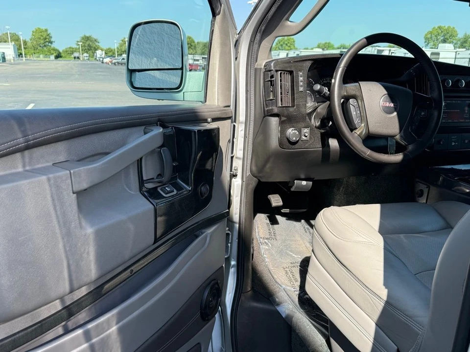 2020 GMC Savana - Image 14 of 21