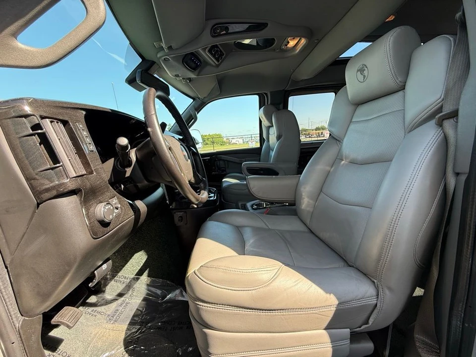 2020 GMC Savana - Image 16 of 21
