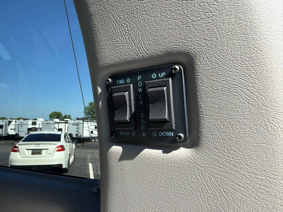 2020 GMC Savana - Image 6 of 21