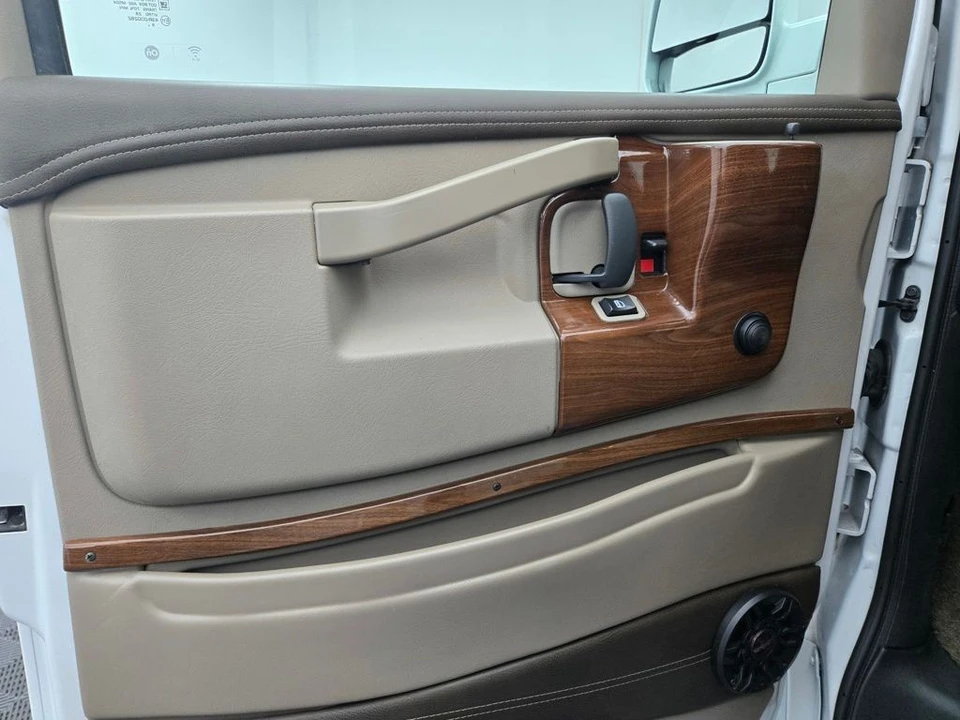 2020 GMC Savana - Image 17 of 21