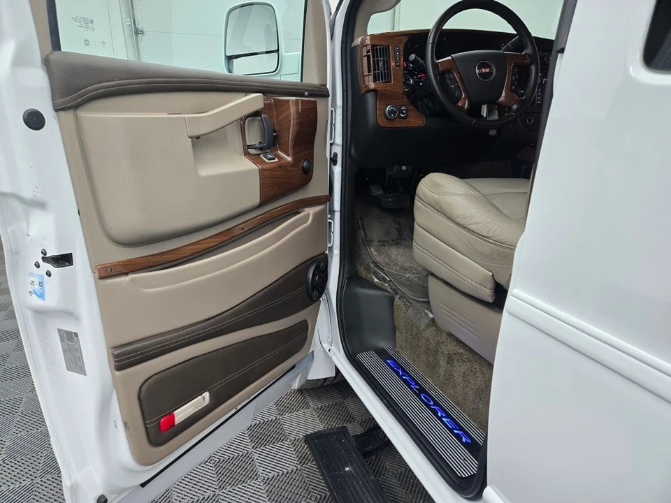 2020 GMC Savana - Image 16 of 21
