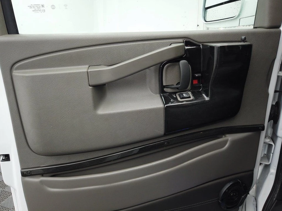 2020 GMC Savana - Image 17 of 21