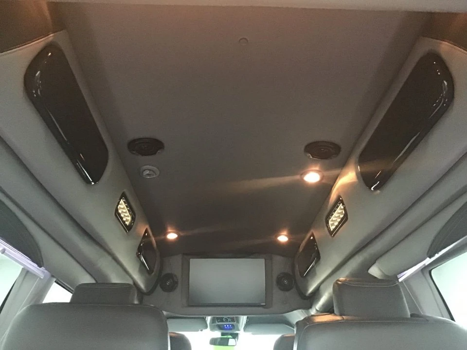 2020 GMC Savana - Image 10 of 21