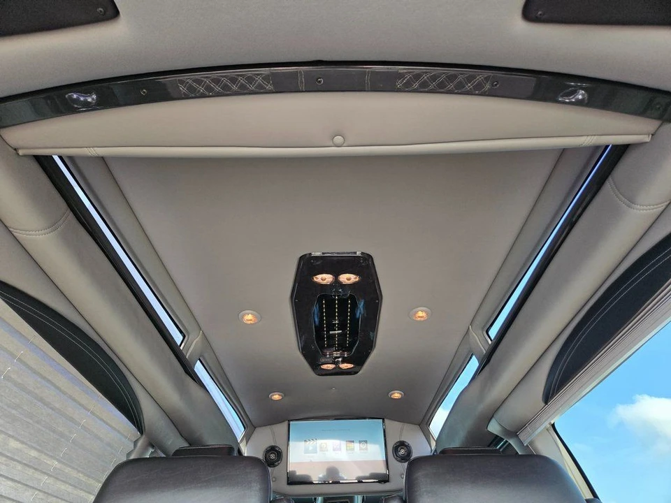 2020 GMC Savana - Image 10 of 21