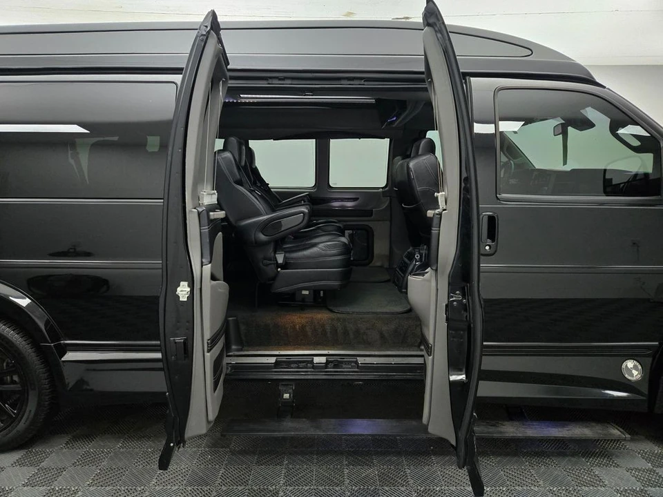 2020 GMC Savana - Image 7 of 12