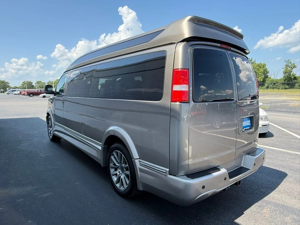 2020 GMC Savana - Image 10 of 21