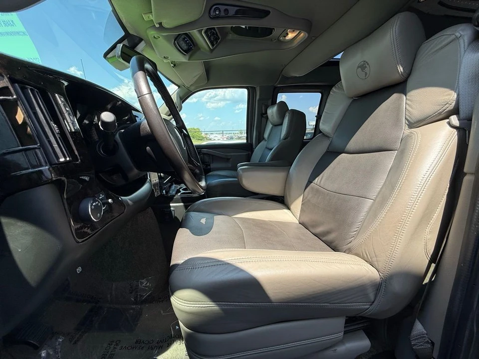 2020 GMC Savana - Image 17 of 21