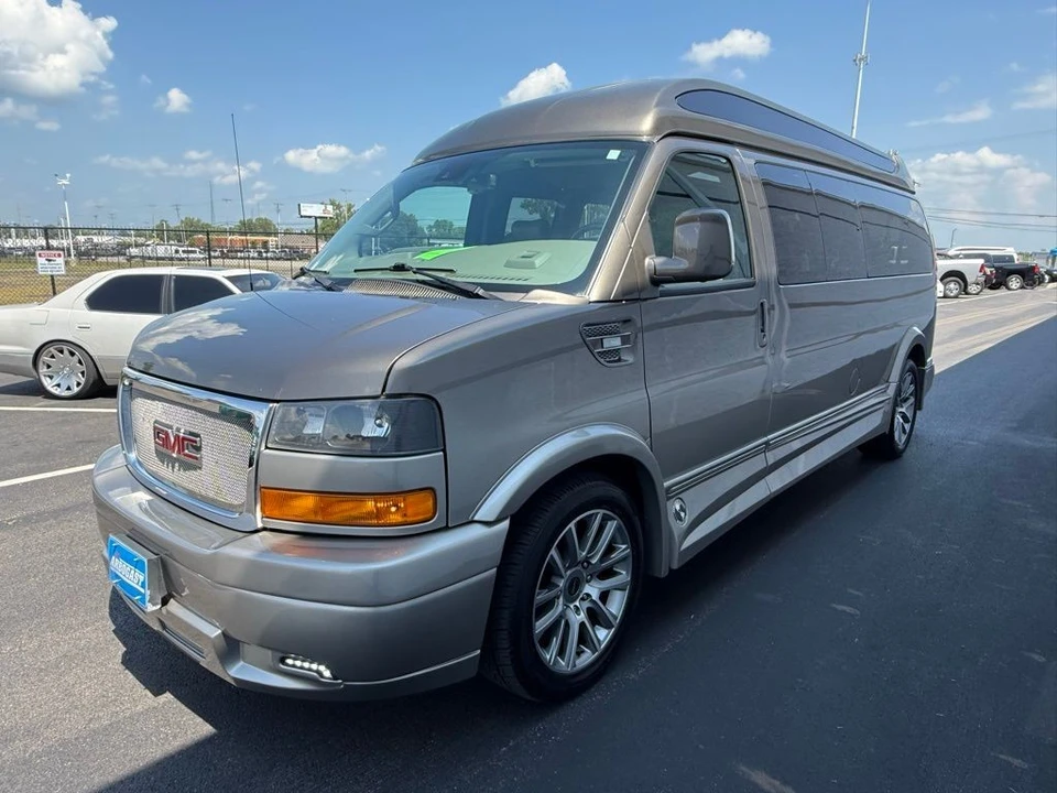 2020 GMC Savana - Image 11 of 12