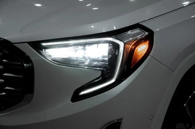 2020 GMC Terrain - Image 8 of 12