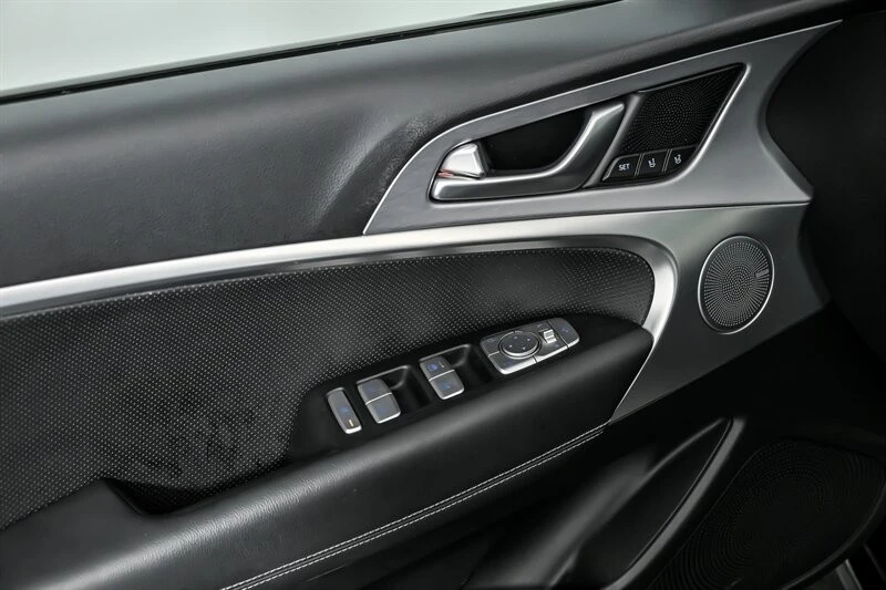 2020 Genesis G70 - Image 17 of 21