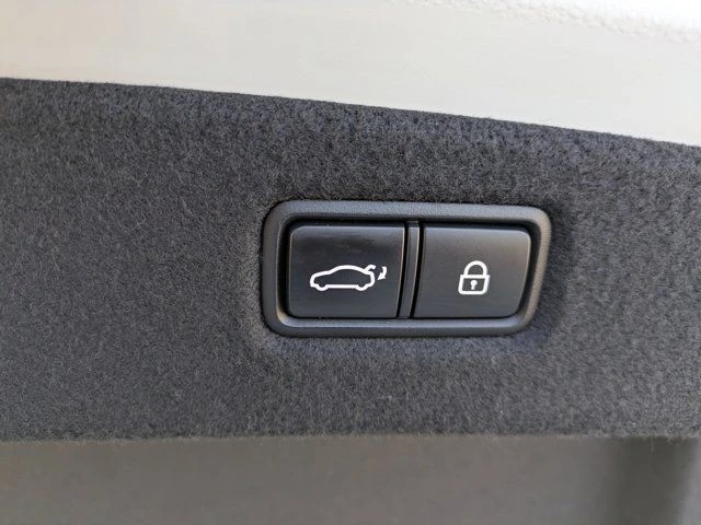2020 Genesis G90 - Image 17 of 21