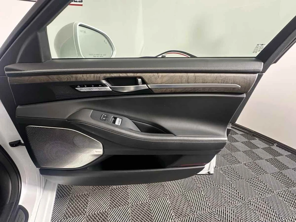 2020 Genesis G90 - Image 17 of 21