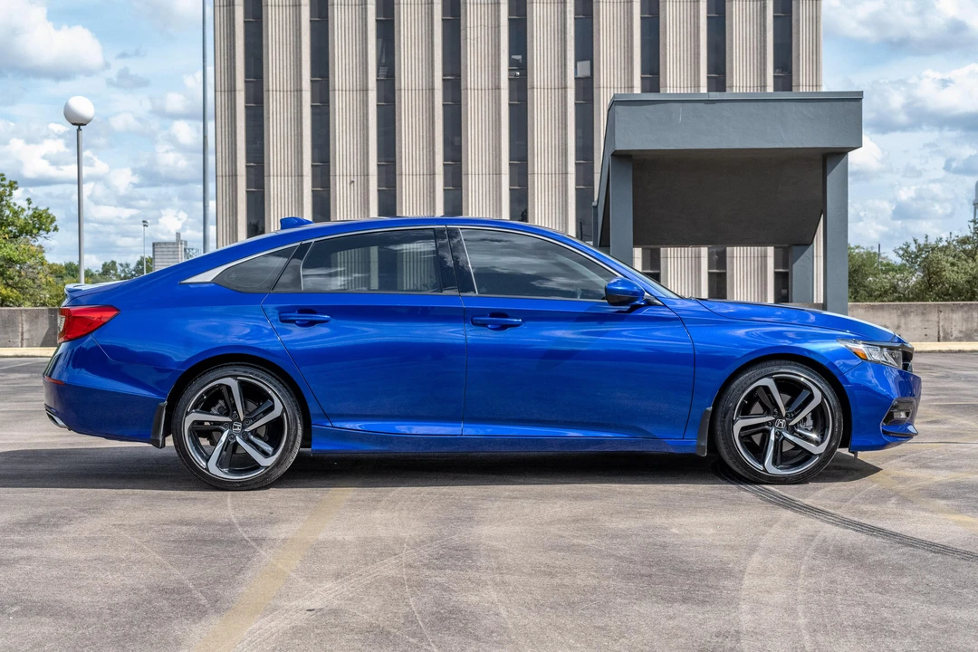 2020 Honda Accord 10th Gen - Image 9 of 31
