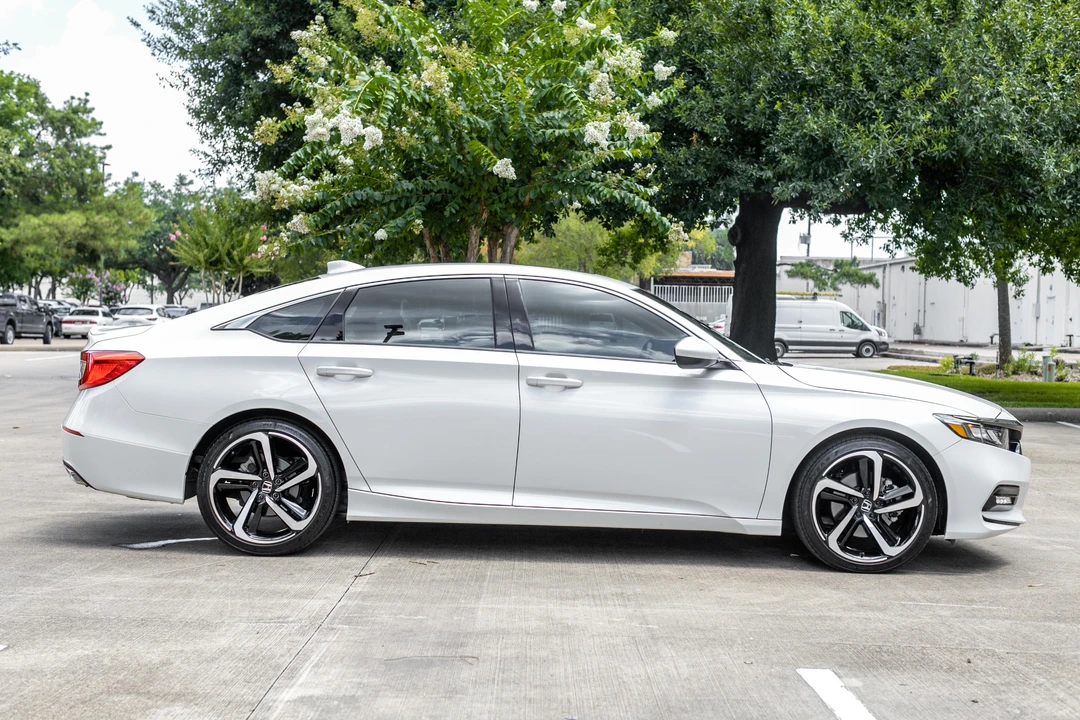 2020 Honda Accord 10th Gen - Image 9 of 31