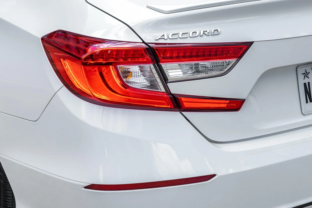2020 Honda Accord 10th Gen - Image 26 of 31