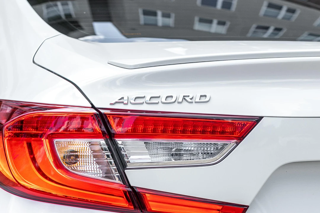 2020 Honda Accord 10th Gen - Image 25 of 31