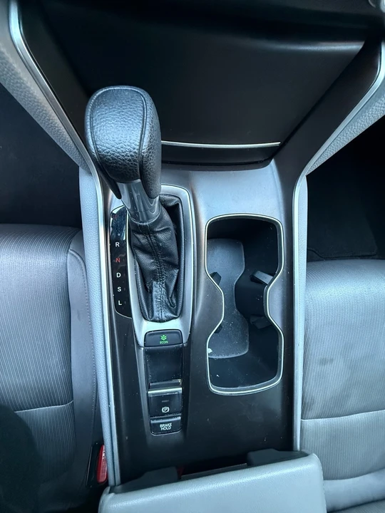 2020 Honda Accord 10th Gen - Image 9 of 19