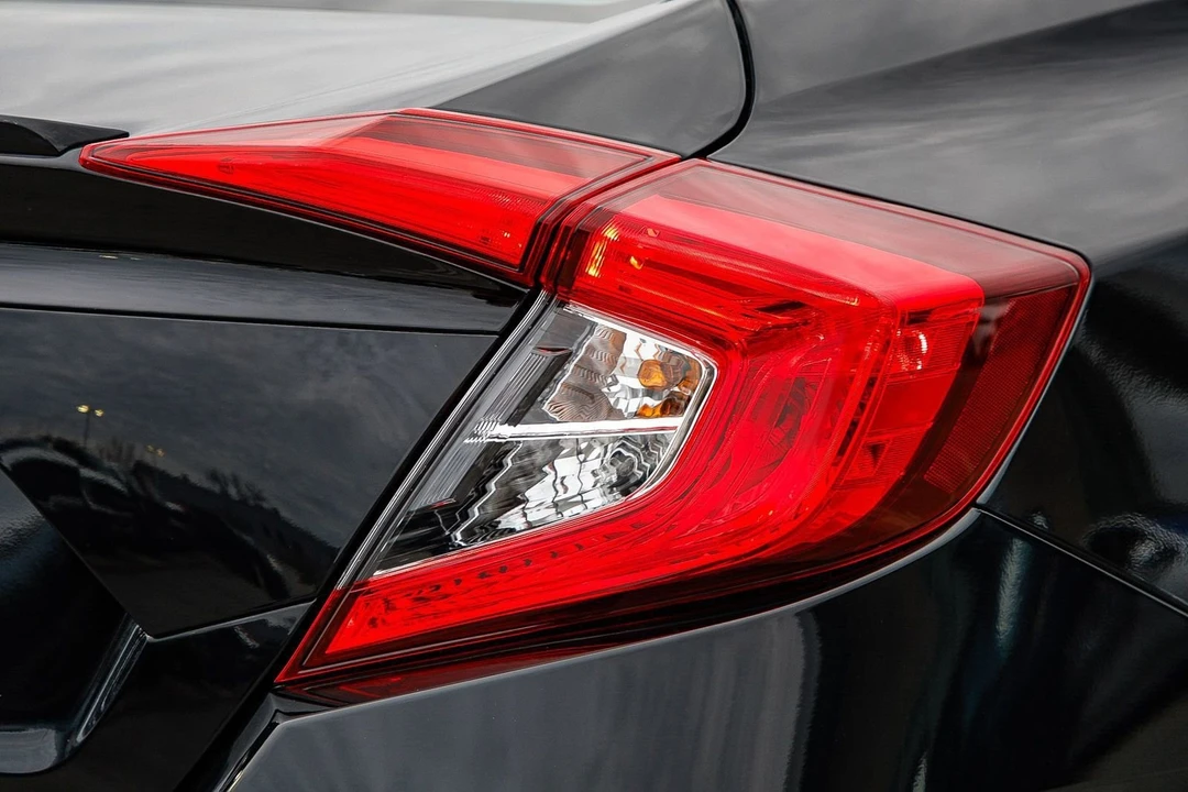 2020 Honda Civic 10th Gen - Image 8 of 12