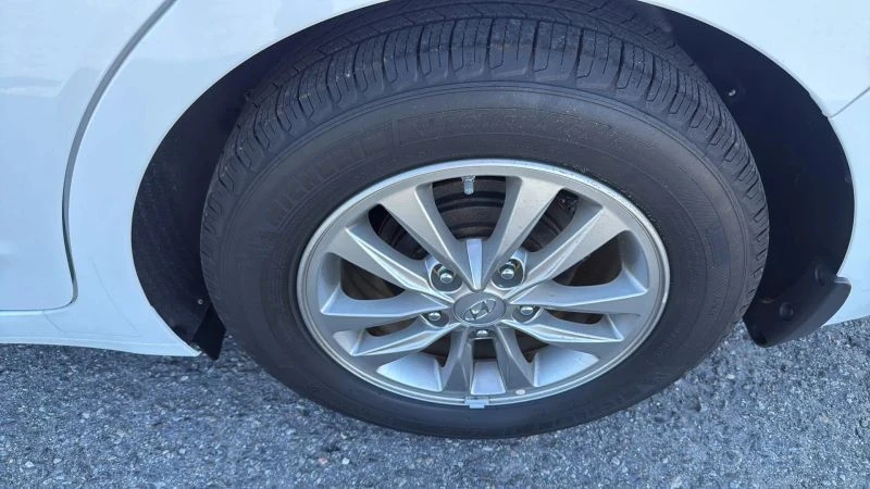 2020 Hyundai Elantra - Image 9 of 12