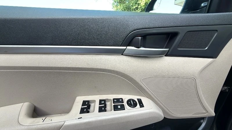 2020 Hyundai Elantra - Image 10 of 12