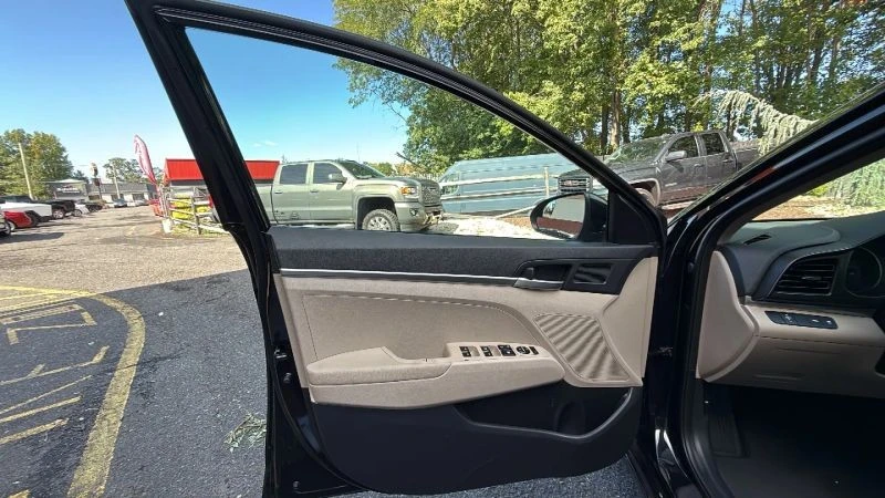 2020 Hyundai Elantra - Image 9 of 12