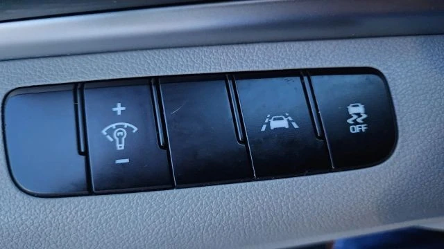 2020 Hyundai Elantra - Image 25 of 30