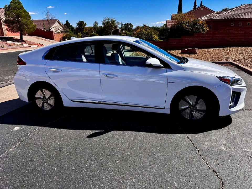 2020 Hyundai Ioniq 5 - Image 2 of 8