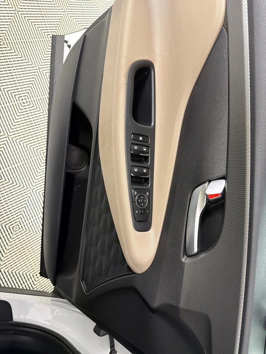 2020 Hyundai Santa Fe - Image 9 of 12