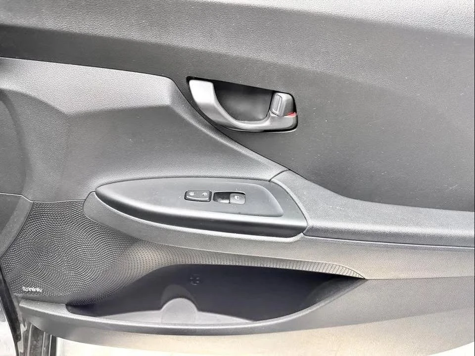 2020 Hyundai Veloster - Image 16 of 17