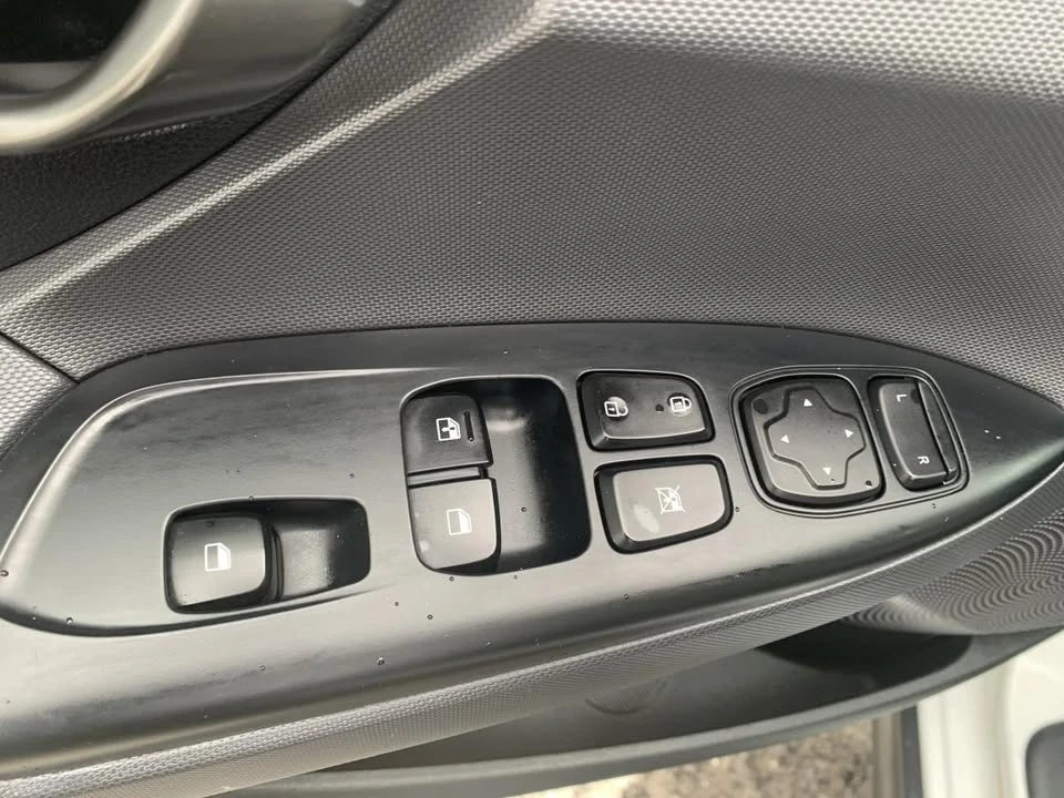 2020 Hyundai Veloster - Image 8 of 10