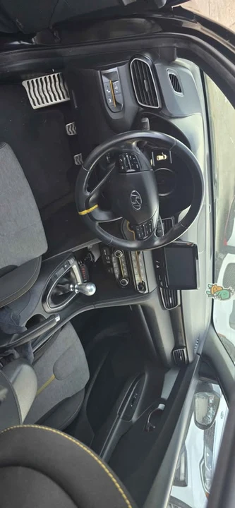 2020 Hyundai Veloster - Image 7 of 8