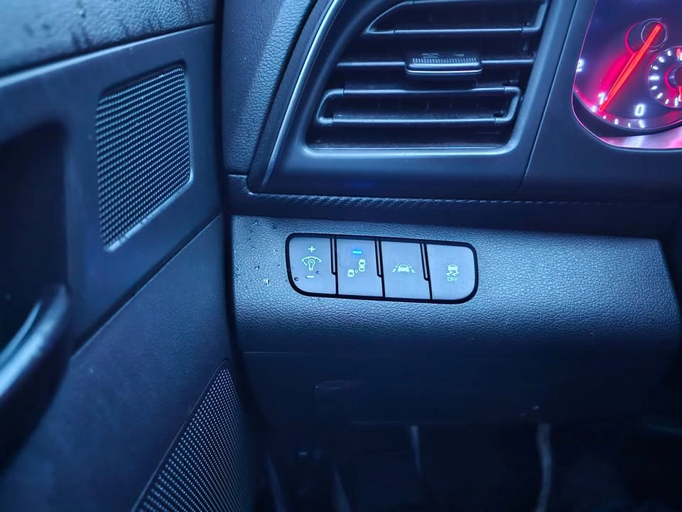 2020 Hyundai Elantra - Image 16 of 19