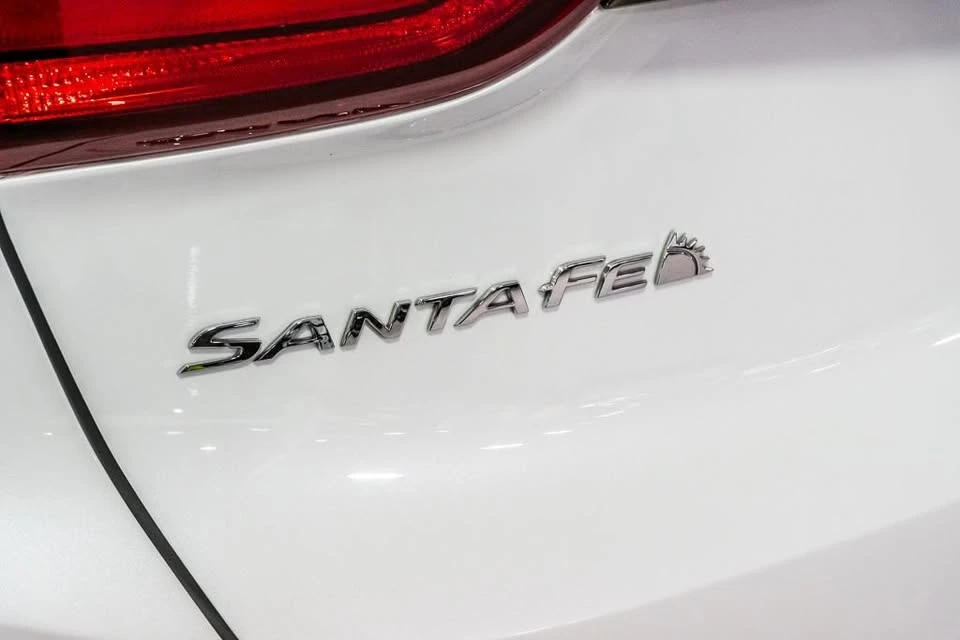 2020 Hyundai Santa Fe - Image 13 of 20
