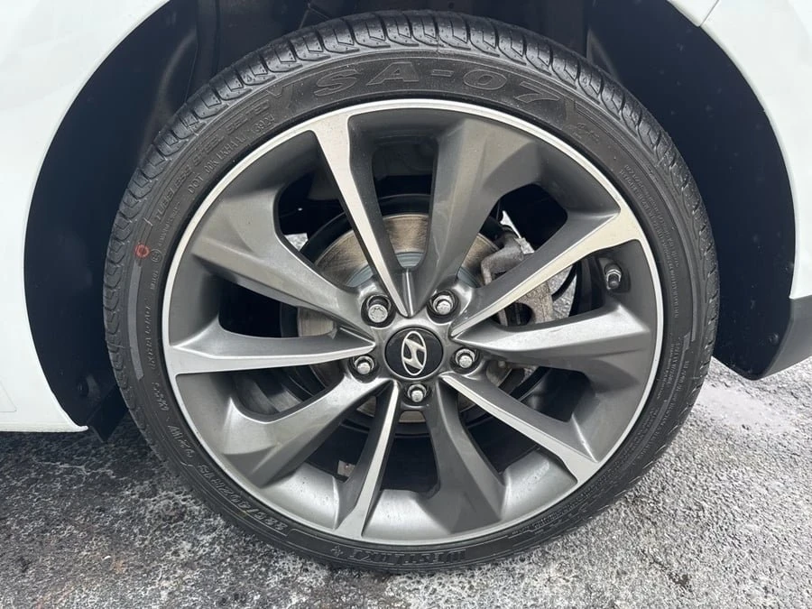 2020 Hyundai Veloster - Image 7 of 9
