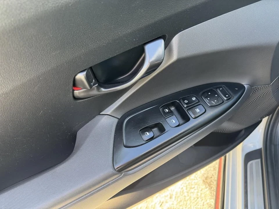 2020 Hyundai Veloster - Image 9 of 10