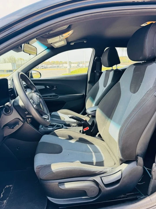 2020 Hyundai Veloster - Image 9 of 18