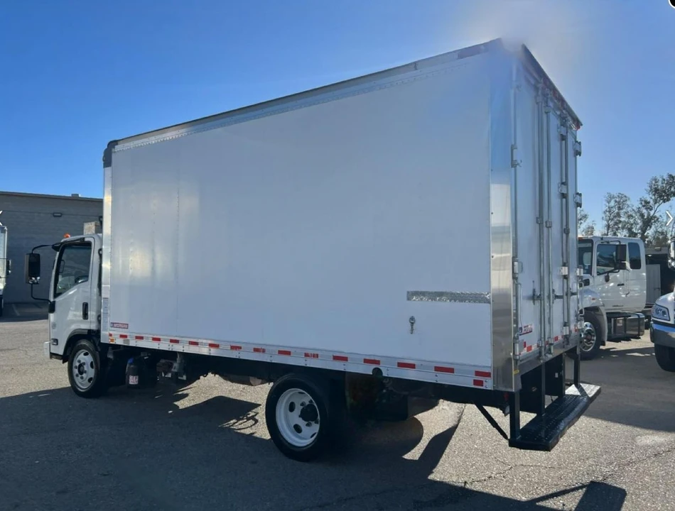 2020 Isuzu Elf - Image 10 of 12