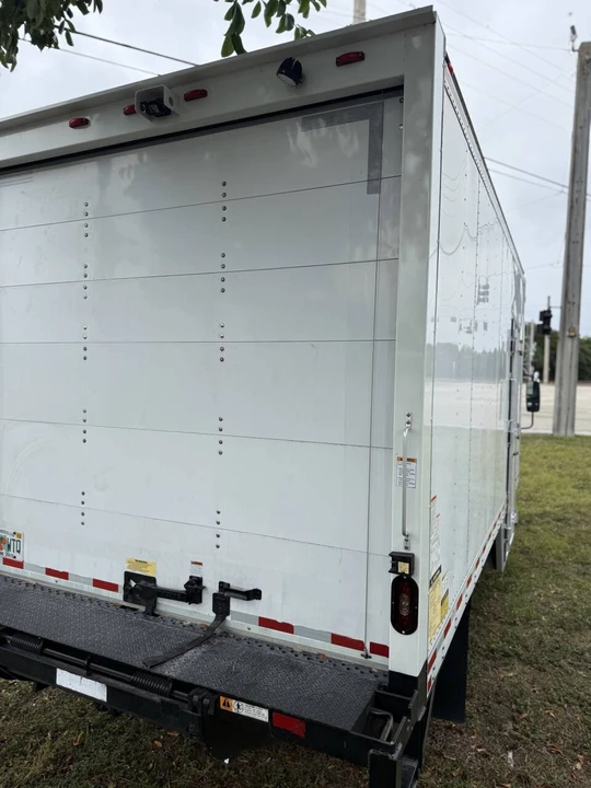 2020 Isuzu Elf - Image 6 of 21