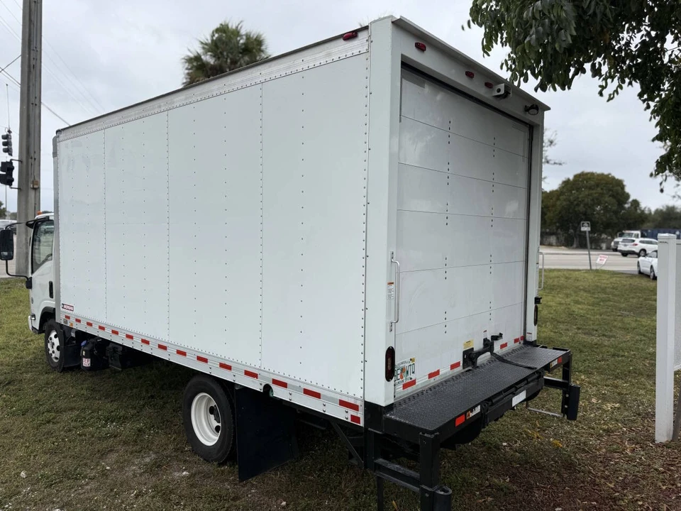 2020 Isuzu Elf - Image 4 of 21