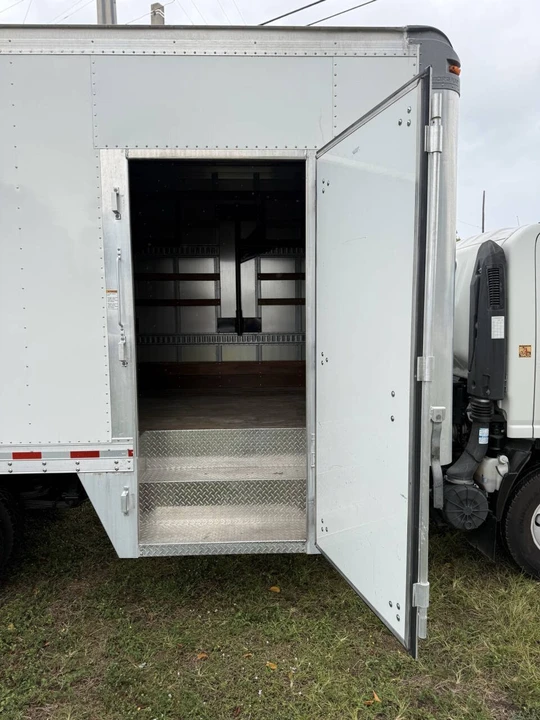 2020 Isuzu Elf - Image 10 of 21
