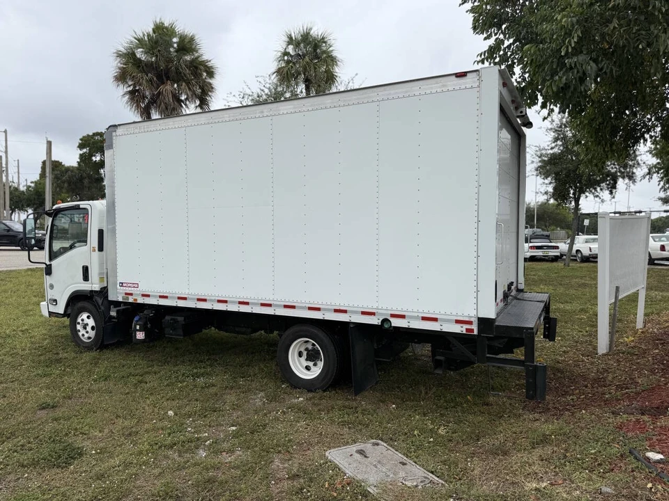 2020 Isuzu Elf - Image 3 of 21
