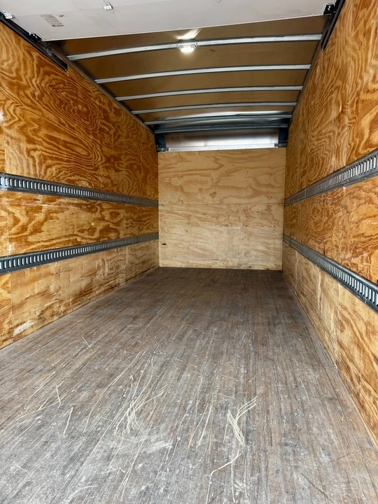 2020 Isuzu Elf - Image 6 of 17