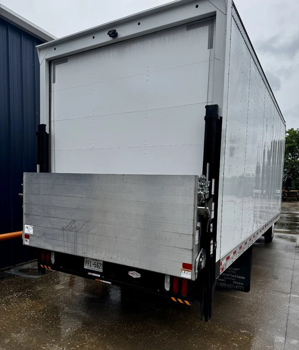 2020 Isuzu Elf - Image 11 of 17