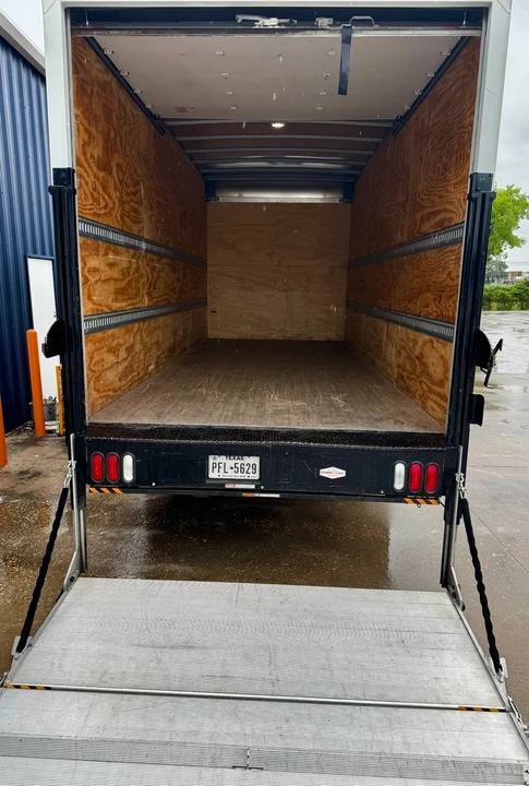 2020 Isuzu Elf - Image 2 of 17