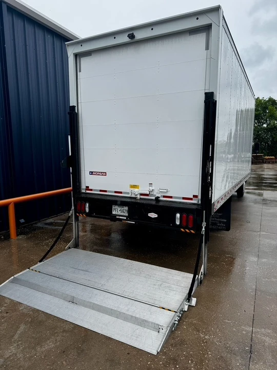 2020 Isuzu Elf - Image 16 of 17