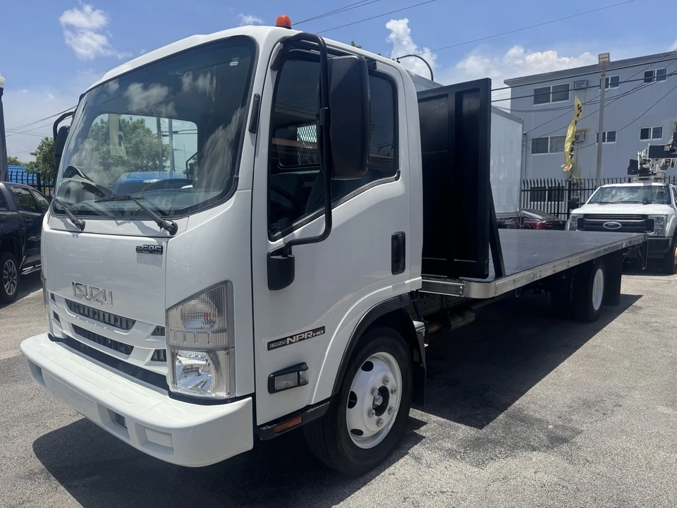 2020 Isuzu Elf - Image 4 of 17